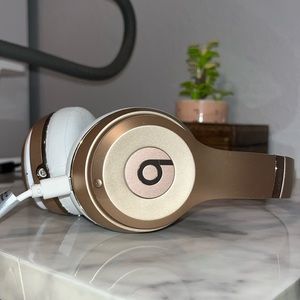 Beats Solo Wireless headphones, Rose Gold